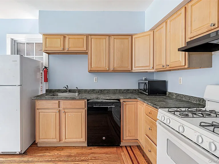 492 Liberty St — Photo 30