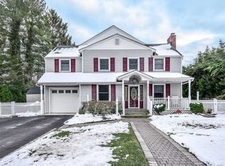 1 Elin Pl, Glen Head, NY 11545