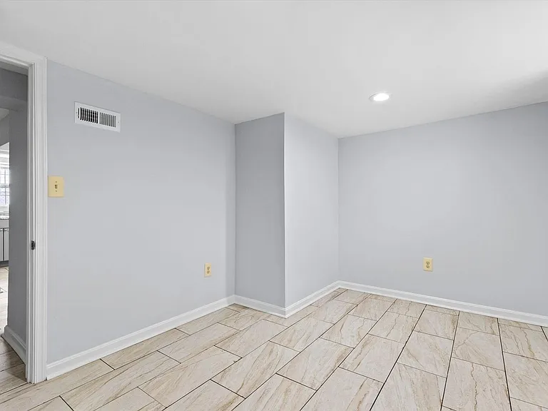 2510 Roslyn Ave — Photo 46