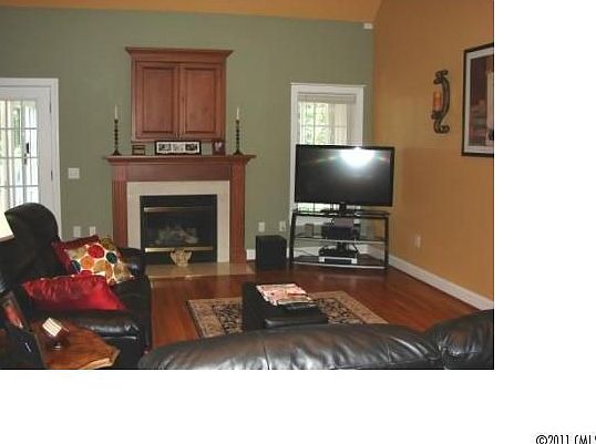 5th image of 4814 Elmhurst Dr NE