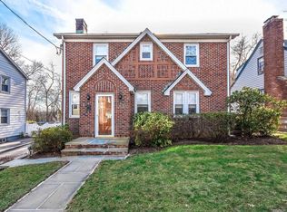 12 Leech Cir S, Glen Cove, NY 11542
