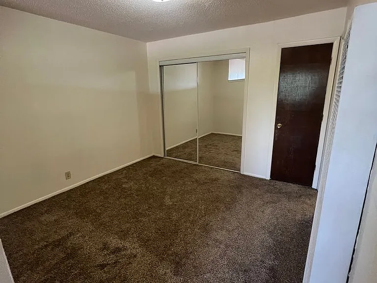 Hilltop House Apartments — Photo 7