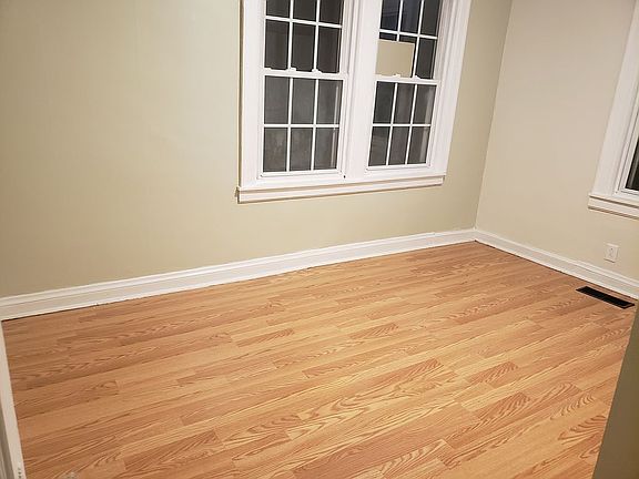 4th image of 919 Woodward Dr
