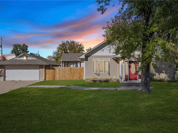 401 N Vine St, Caney, KS 67333