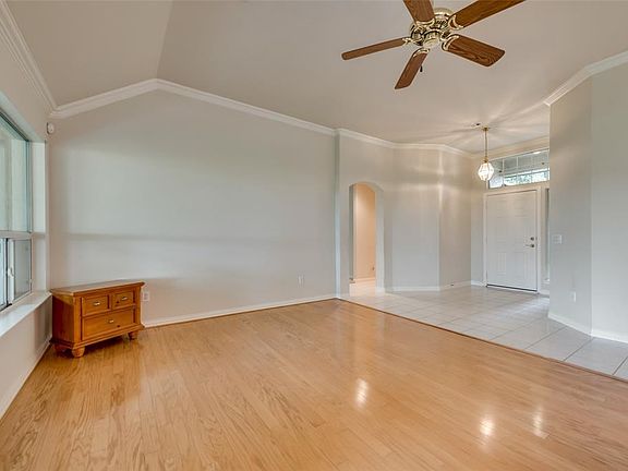 5th image of 9609 Applewood Trl