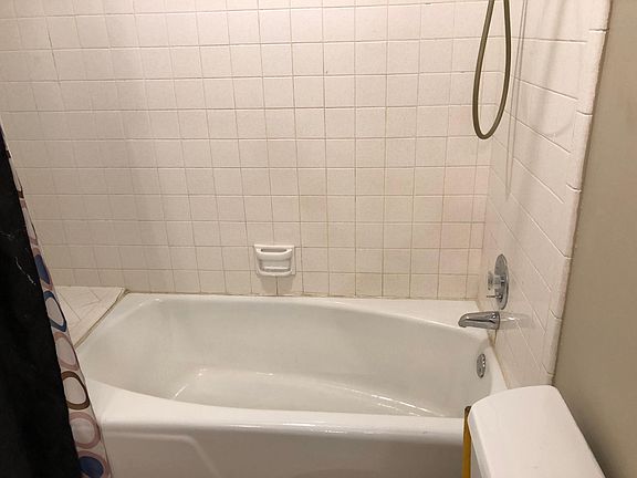 Nice tub/ shower