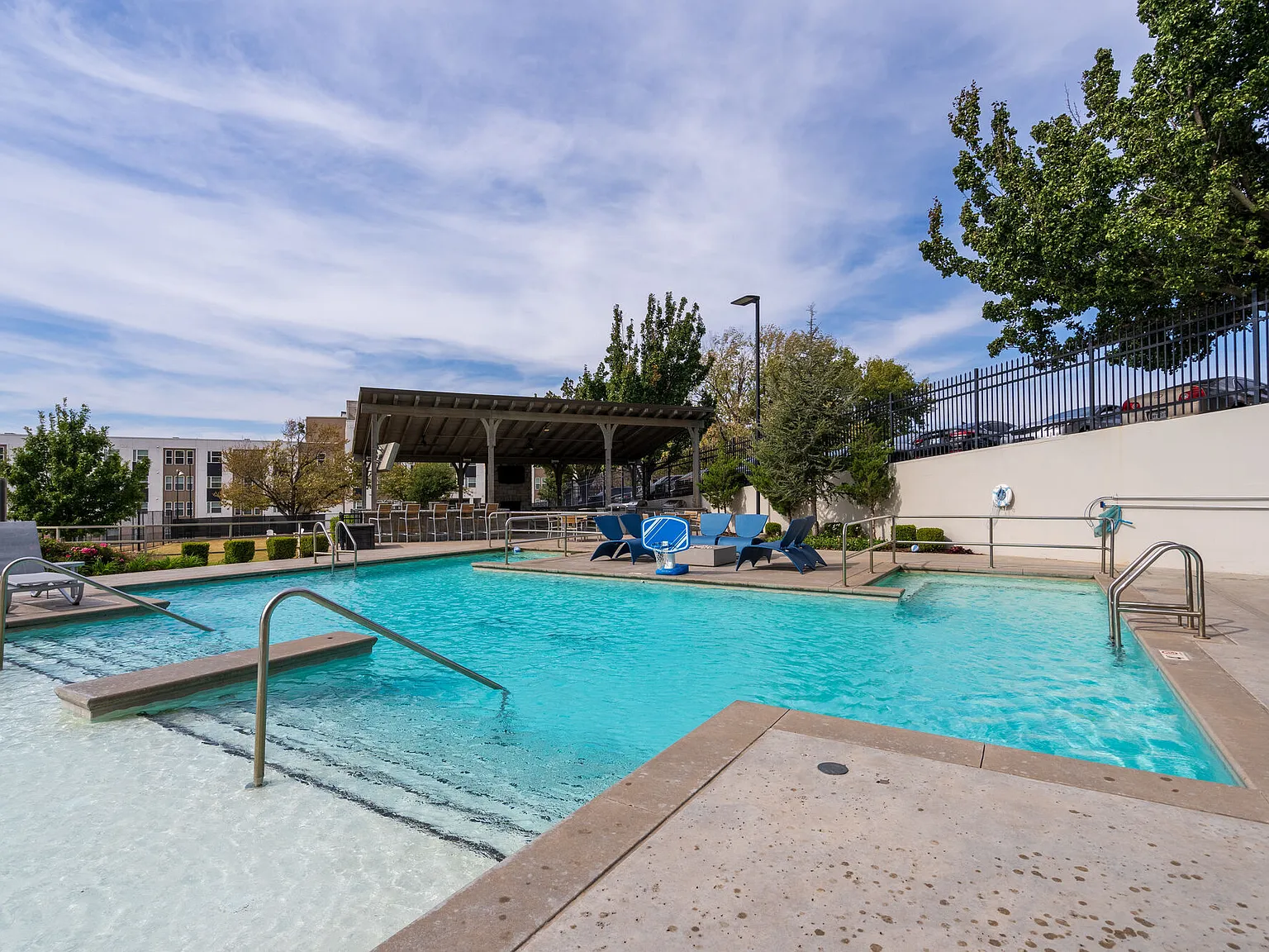 University Club Apartments — Photo 2