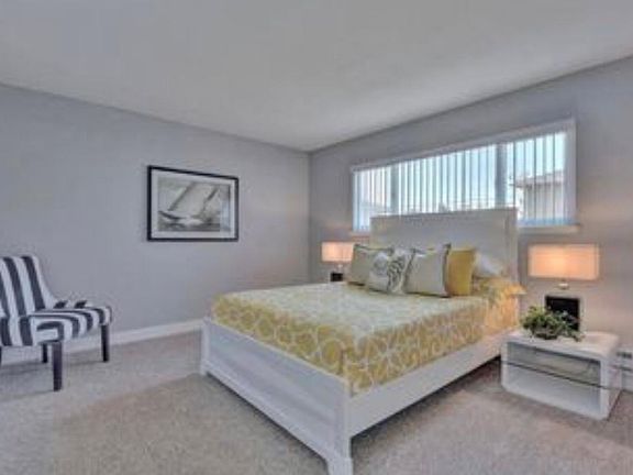 2nd image of 910 Clinton St #302