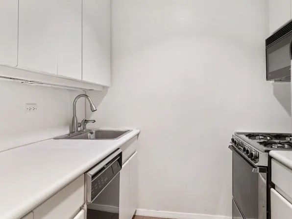 100 United Nations Plaza image 2 of 6