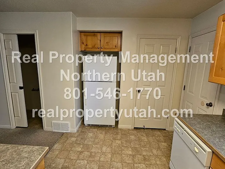 1419 S Blossom Ln — Photo 7