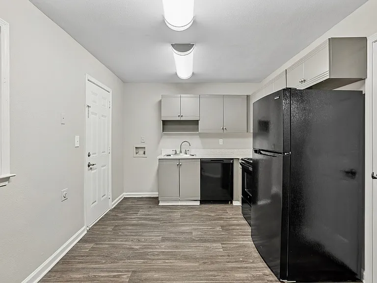 Brentwood Apartments — Photo 31