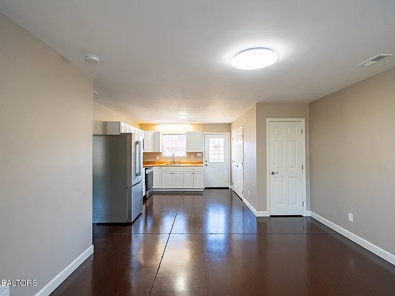 106 E Maire Ave — Photo 5