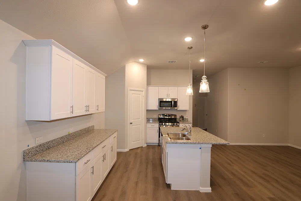 4 bed, 1810 sqft, $2,400 — Photo 3