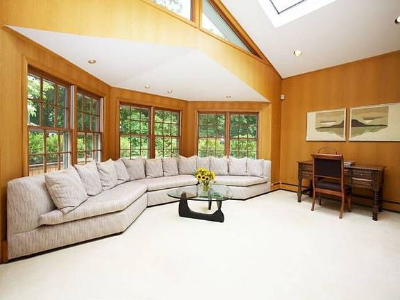 Family Rm w great light