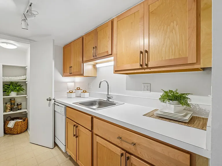 Kensington Manor Apartments — Photo 40
