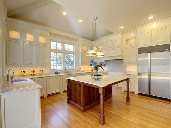 Gourmet Chef's Kitchen perfect for entertaining!
