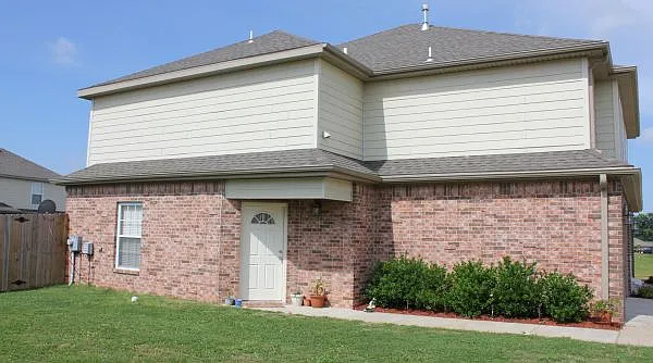 Building Photo - 824 Oakwood Ct