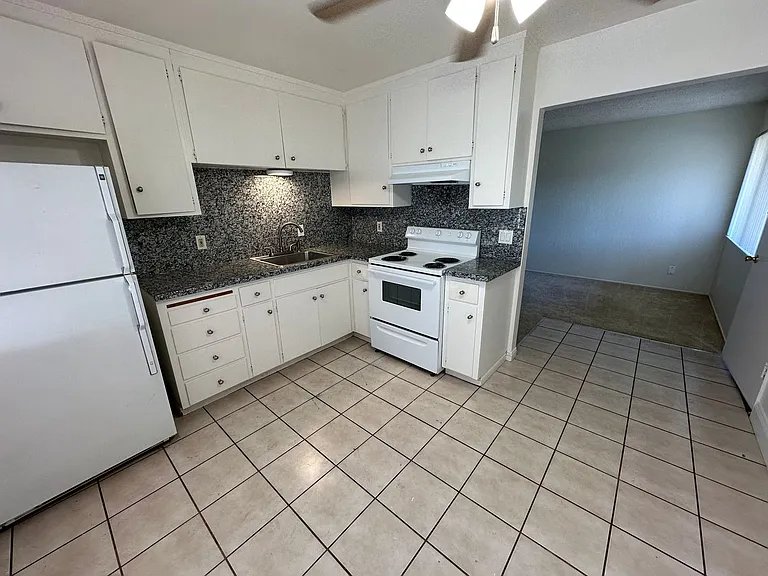 1089 Oakmont Dr — Photo 3