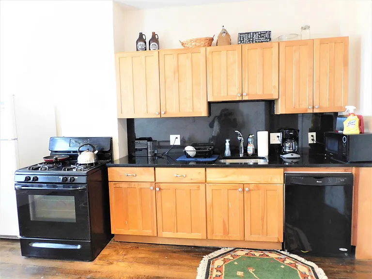 496 E Broadway #3 — Photo 9