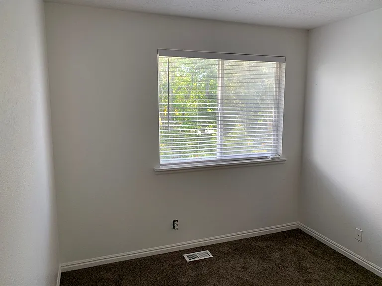 399 W 200 N — Photo 20