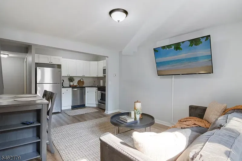 3 bed, 2.0 bath, $2,600 — Photo 3