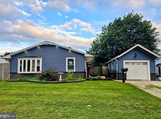 26 Poplar Ln, Levittown, PA 19054