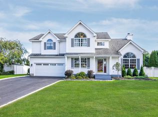 3 Peconic Ct, Commack, NY 11725