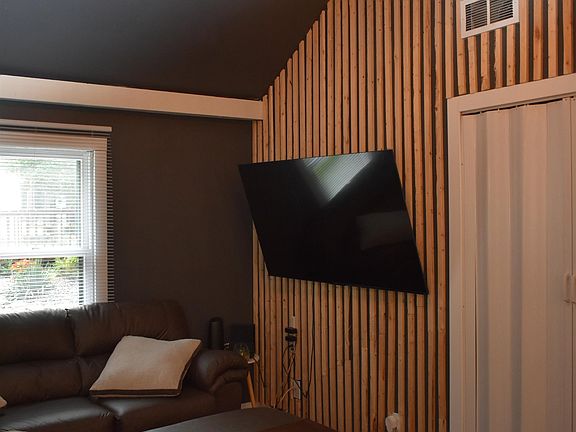 4th image of 300 E 10th St