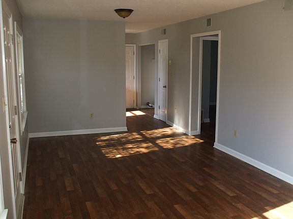3rd image of 816 W Town Ct