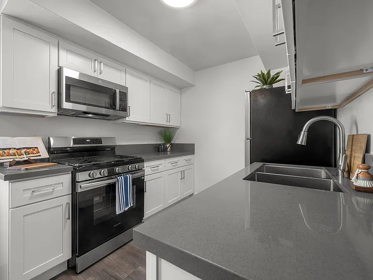 Sunset Square Apartments — Photo 13