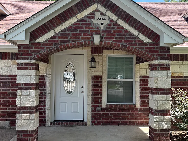804 Clyde St — Photo 2