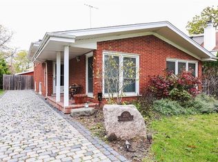 200 Waubansee Rd, Riverside, IL 60546