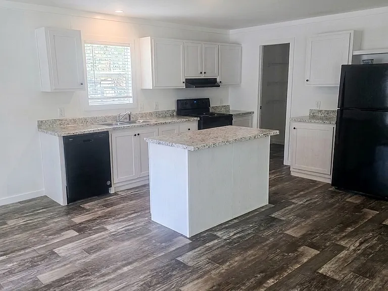 18043 Ferry Ave — Photo 5