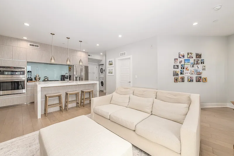 2 bed, 2.0 bath, 834 sqft, $2,750 — Photo 2