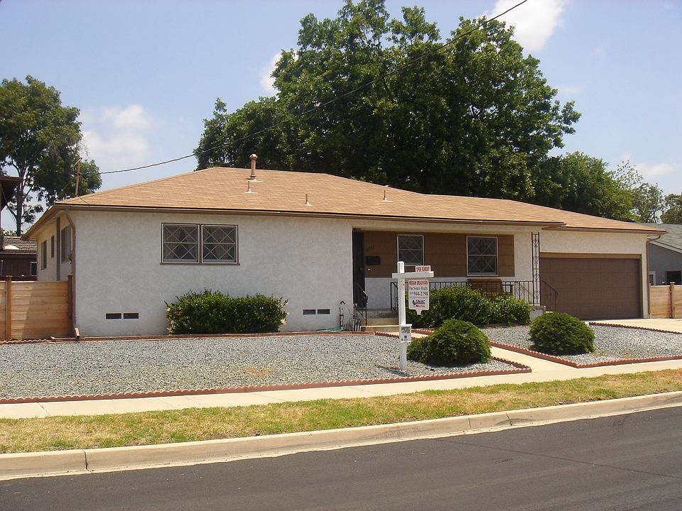 Front view of home on a cul-de-sac!