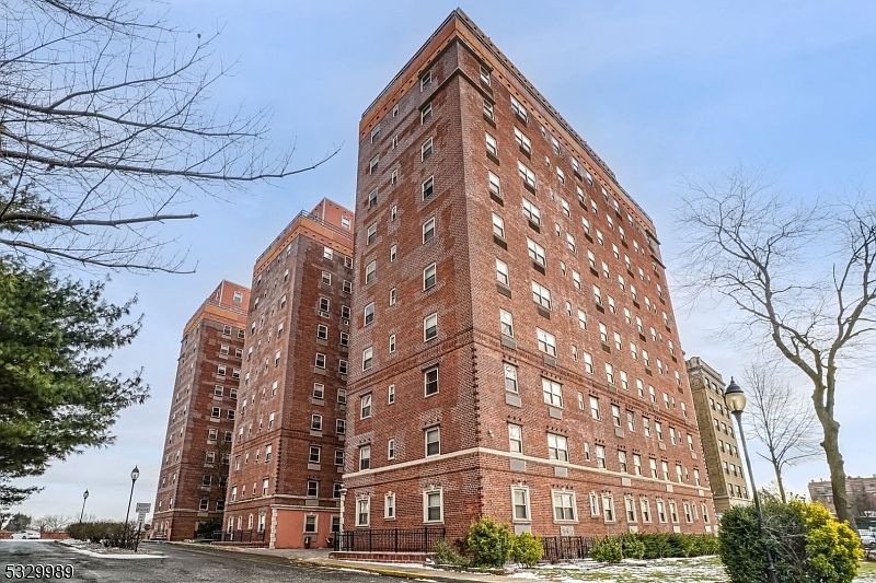 1st image of 70 S Munn Ave #206
