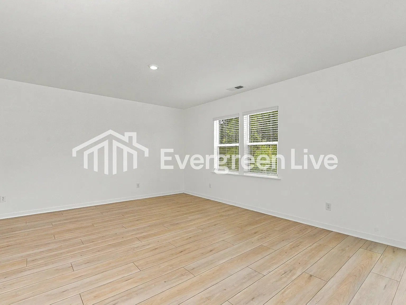 4 bed, 2.5 bath, 2233 sqft, $2,180 — Photo 3