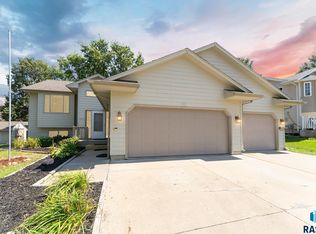 1921 E Tracy Ln, Sioux Falls, SD 57103