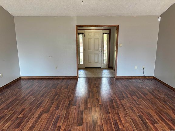 3rd image of 2305 Meadowlake Rd