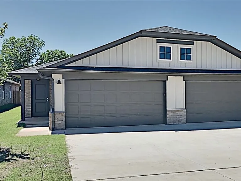 1523 Morton Ave — Photo 5