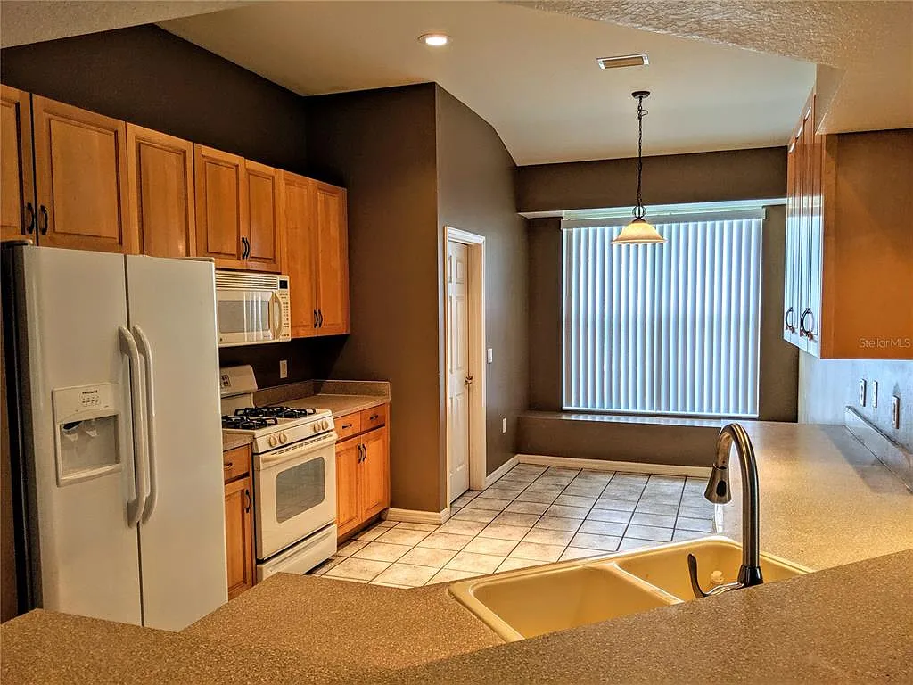 4 bed, 2.0 bath, 2032 sqft, $2,400 — Photo 4