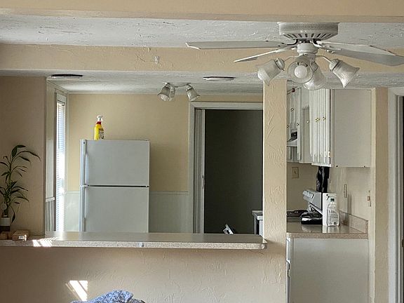 5th image of 301 E Weidman St #4
