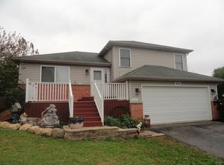 901 S Oak Creek Dr, Genoa, IL 60135