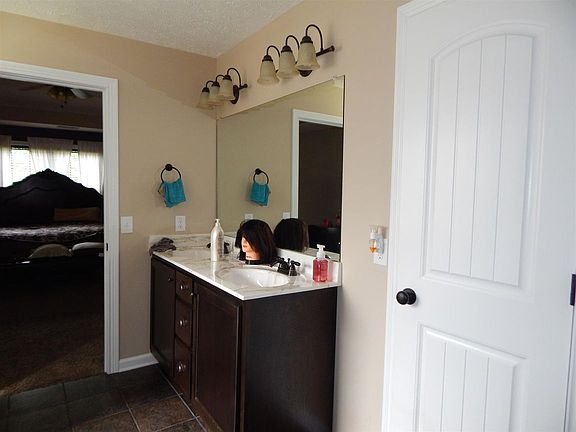 5th image of 1084 Freedom Dr