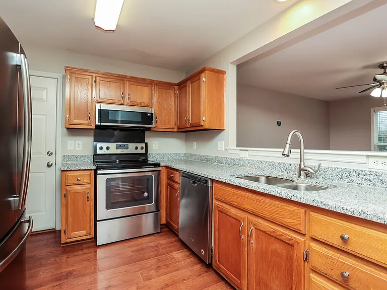 2853 Sutherland Dr — Photo 9