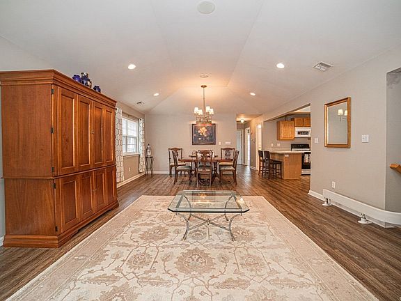 5th image of 704 Aerie Way