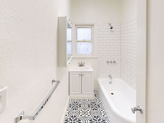 5th image of 1319 Ingraham St #205