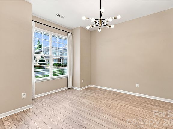 5th image of 231 Dawn Mist Ln