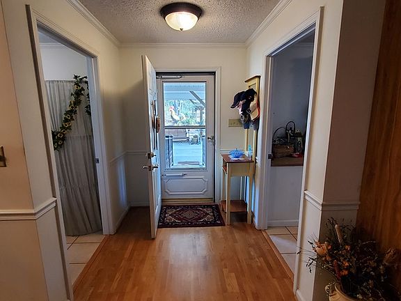 3rd image of 32 Lakepoint Dr