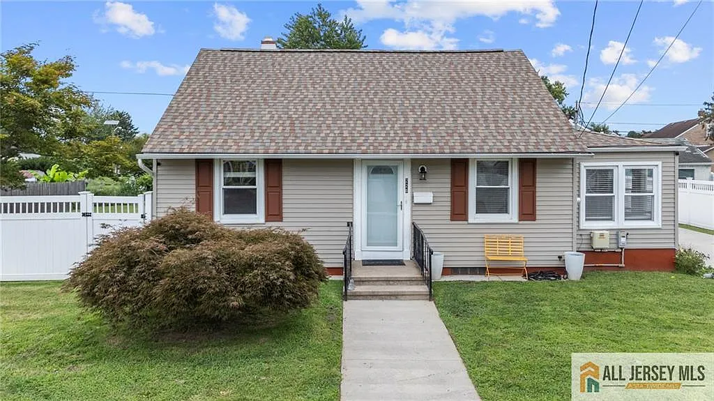 5 bed, 1.5 bath, 1445 sqft, $3,500 — Photo 2